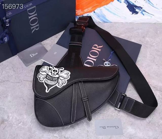 Dior 小蜜蜂刺绣丁 首批出 Ddd Dior 2020 Pre-Fall早春新款saddle Bag Ddd 男款的saddle Bag强势推 Ddd Di