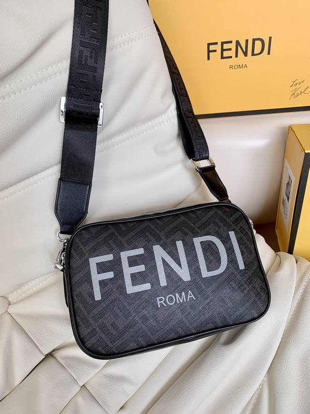 Fendi Pouch芬迪男包相机包超爆款来袭拉 牛皮 与印花pvc斜纹双f的绝妙搭配 一出手足以吸引全部人的眼球再多小物品一包搞定 特殊双f印花照旧了芬家近年