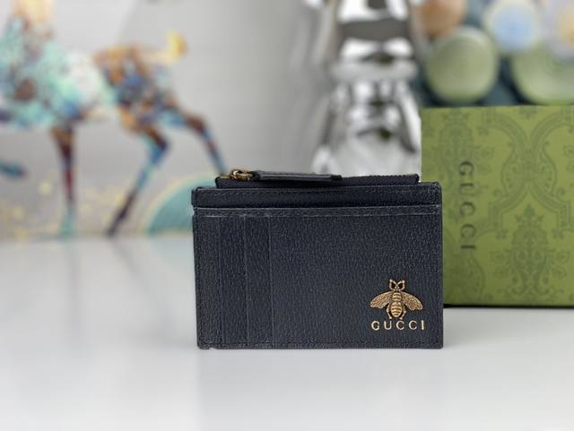 官网同步新款20世纪70年代在gucci Cy系列中推出的纤薄卡包带有多个口袋和拉链隔层 高级定制pvc面料搭配原工厂牛皮精致印花 进口棉布拉链 高端品质 款号 - 点击图像关闭