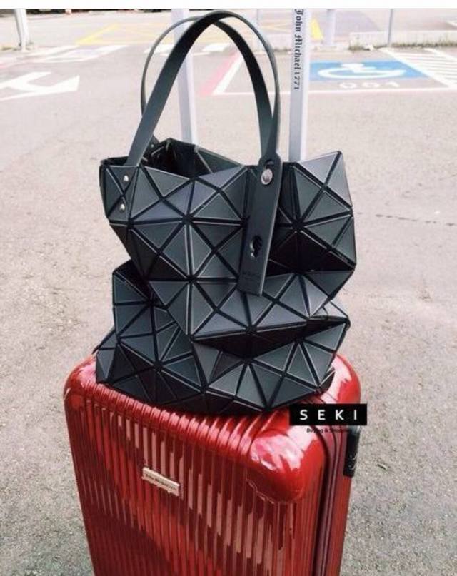 原单出货 Ddd 新品 秋冬新色 非常适合这个季节 Ddd Issey Miyake Baobao 旅游凹造型必备单品 方便携带 可折叠 Ddd 纯原单 三宅一