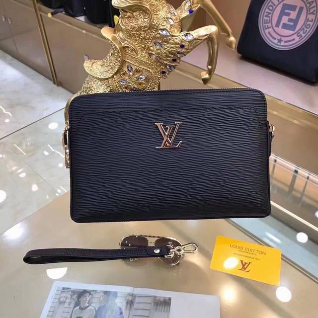 新品 Louis Vuitton 路易威登 2011最新手拿包 不但包型做得好 而且品质也非常精细 采用进口水波纹牛皮 半定型设计 五金配套 款式简单大方 Dd