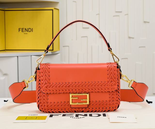 Fendi 2022 年早春新款 标志性baguette中号手袋 羊皮纸色调皮革材质 手工重工编织 缀以ff搭扣 设有正面翻盖 磁扣 带拉链袋的内部隔层和金色金