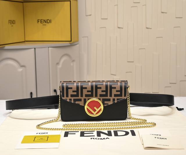 回货 腰包胸包链条斜挎包 缀以fendi标志造型金属装饰件 摩卡啡色小牛皮制作 经典ff凸纹印花标志以手工上色黑色 镀钯饰面金属配饰 尺寸 18X10X4Cm款