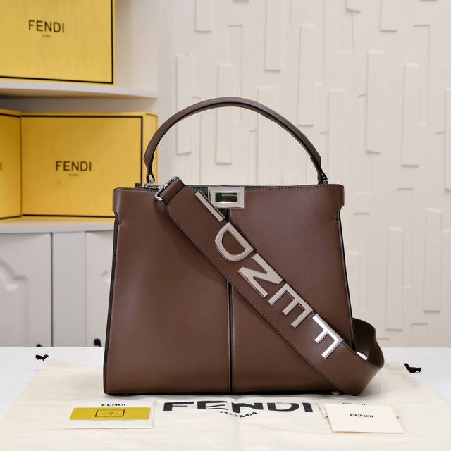 回货 Fendi X-Lite Ddd Peekaboo系列手袋10周年而诞生的全新peekaboo X-Lite系列手袋 Ddd 摈弃了经典的横杠设计与中央隔