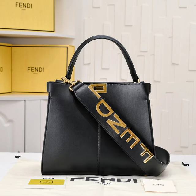 回货 Fendi X-Lite Ddd Peekaboo系列手袋10周年而诞生的全新peekaboo X-Lite系列手袋 Ddd 摈弃了经典的横杠设计与中央隔