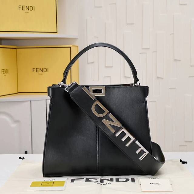 回货 Fendi X-Lite Ddd Peekaboo系列手袋10周年而诞生的全新peekaboo X-Lite系列手袋 Ddd 摈弃了经典的横杠设计与中央隔