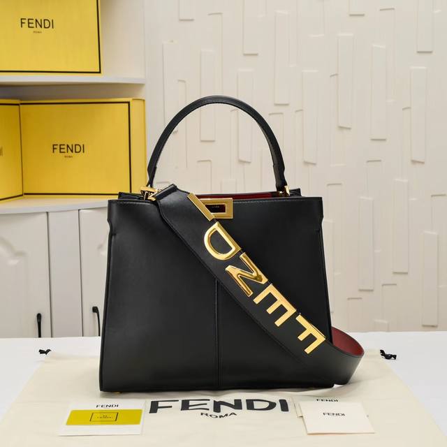 回货 Fendi X-Lite Ddd Peekaboo系列手袋10周年而诞生的全新peekaboo X-Lite系列手袋 Ddd 摈弃了经典的横杠设计与中央隔