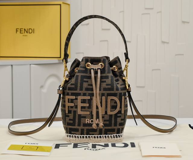 配盒子 型号4405 Fendi Roma系列 人工刺绣 Mon Tresor小号水桶包 饰以fendi Roma标志 由marc Jacobs以全幅超大造型重