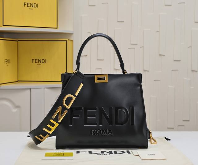 回货 Fendi X-Lite Ddd Peekaboo系列手袋10周年而诞生的全新peekaboo X-Lite系列手袋 Ddd 摈弃了经典的横杠设计与中央隔