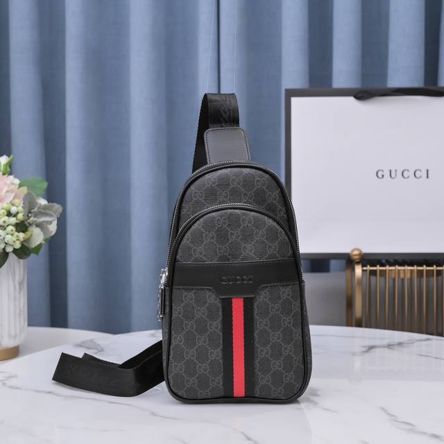 专柜古奇男仕休闲胸包爆款 Gucci 专柜同步 原版进囗头层牛皮 高端gucci麦 意大利原版牛皮搭配专用pvc 欢迎对比高雅的造型 秉承严谨考究的工艺 精美耐