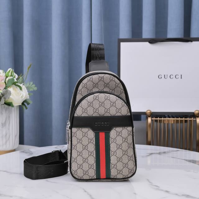 专柜古奇男仕休闲胸包爆款 Gucci 专柜同步 原版进囗头层牛皮 高端gucci麦 意大利原版牛皮搭配专用pvc 欢迎对比高雅的造型 秉承严谨考究的工艺 精美耐