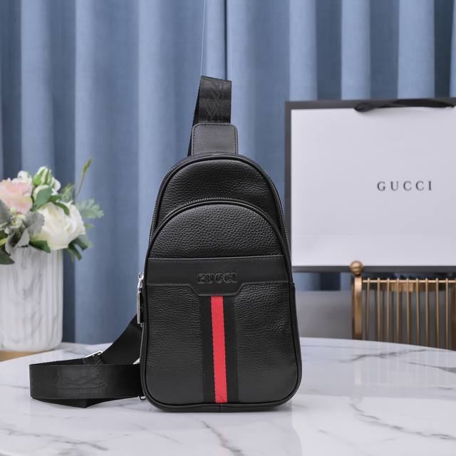 专柜古奇男仕休闲胸包爆款 Gucci 专柜同步 原版进囗头层牛皮 高端gucci麦 意大利原版牛皮搭配 欢迎对比高雅的造型 秉承严谨考究的工艺 精美耐用男人用的