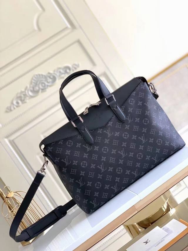 独家实拍m40566 Ddd 藤原浩闪电系列 男士公文包 这个系列以 Louis Vuitton 最经典的 Monogram 皮革系列作为蓝本 颜色上选用深蓝色