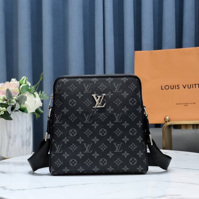 Lv9825-1 男士上品 公文包手提斜挎包热销爆款 请认准皮质和细节 高端大气上档次原版质量原版牛皮搭配专属老花pvc 和高档进口五金 皮质 柔软 手感超好