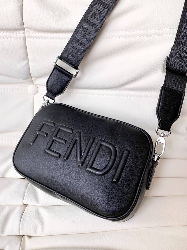 Fendi Pouch芬迪男包相机包超爆款来袭拉 头层纳帕牛皮 手工缝制 细腻一丝不苟 一出手足以吸引全部人的眼球再多小物品一包搞定 独特芬迪字麦压花照旧了芬家