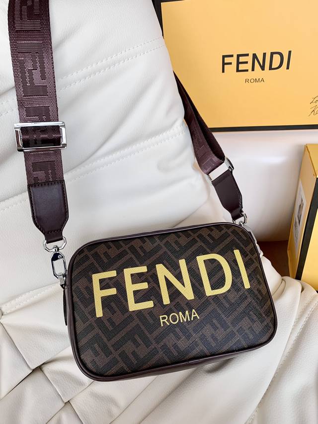 Fendi Pouch芬迪男包相机包超爆款来袭拉 牛皮 与印花pvc斜纹双f的绝妙搭配 一出手足以吸引全部人的眼球再多小物品一包搞定 特殊双f印花照旧了芬家近年