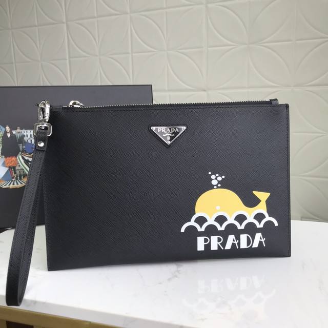 Prada 男士手包专柜最新款式 官网同步 正品开发 F2Ng005 颜色 黑色 黄色 摩登态度 意大利顶级原单十字纹牛皮质感极好 内里进口羊皮 原单lampo