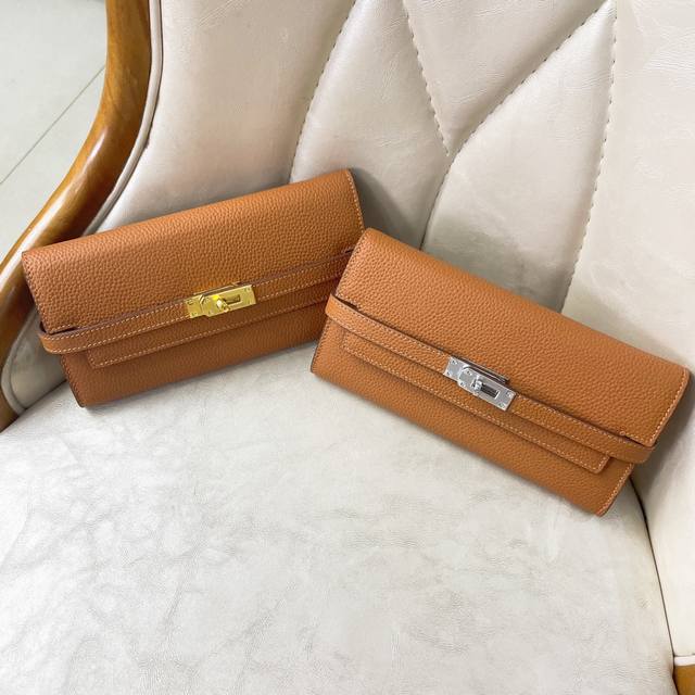 Hermes Kelly Bag 小号 Ddd 材质:进口togo牛皮 Ddd 尺寸 20Cmx11Cm Ddd 型号:361荔枝纹 Ddd 结构:内有10个卡