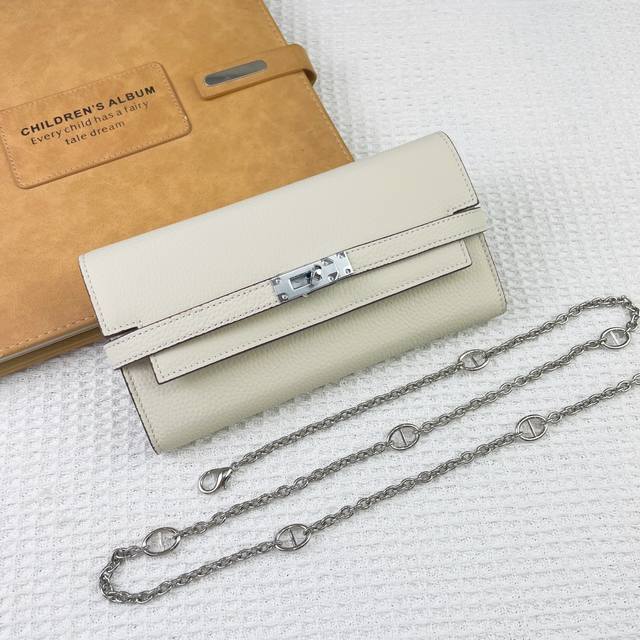 Hermes Kelly Bag链条包 小号 Ddd 材质:进口togo牛皮 Ddd 尺寸 20Cmx11Cm Ddd 型号:361-1荔枝纹银扣 Ddd 结构