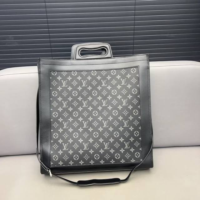 Louisvuitton 路易威登 Ddd Sac Plat 托特包 印花手提包 男士公文包 采用精湛镶嵌细工 经典百搭 实物拍摄 配送防尘袋 44 X 42