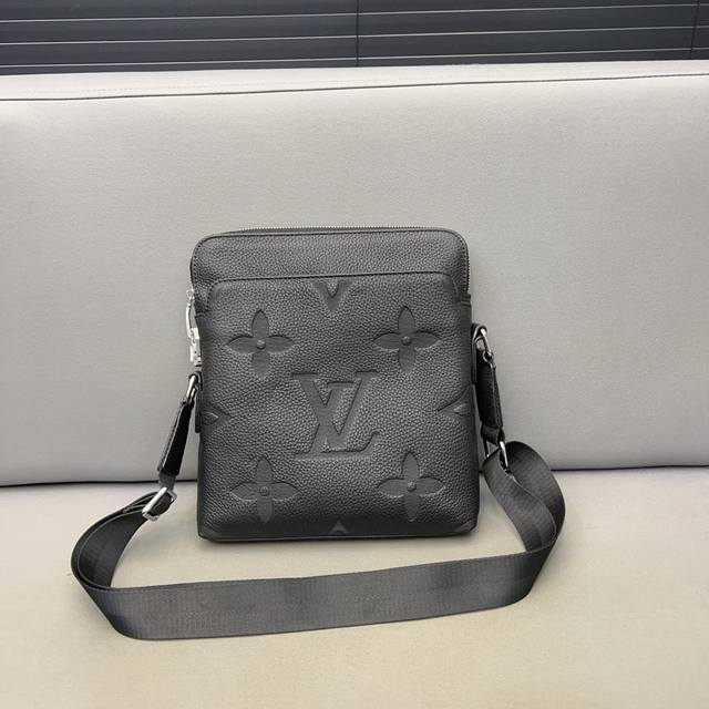 Louisvuitton 路易威登 Ddd 密码锁牛皮男包单肩斜挎包 采用精湛镶嵌细工 经典百搭 实物拍摄 原厂原版面料 配送防尘袋 28 X 24 Cm Dd