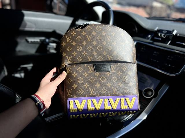 高端货 新款 Louis Vuitton 限量版双肩包m45913 秋季系列 Discovery 双肩包于经典 Monogram 帆布之上醒目排列立体乳胶 Lv