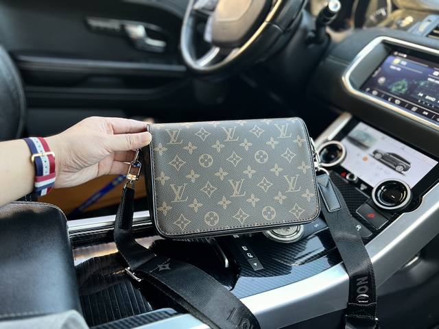 高端货 最新款 Louis Vuitton 单肩包 N50026 Studio格子印花徽标logo 涂层帆布拼牛皮 邮差包单肩斜挎包 中号 男款老花 规格23