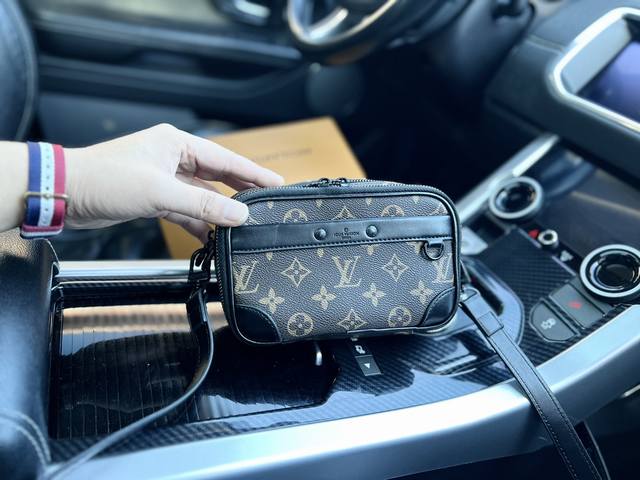 高端货 最新款 Louis Vuitton 单肩包 Alpha Nano可拆卸可调节肩蒂拉链开合 Monogram 老花配黑单肩斜挎包 规格11x18 5x6