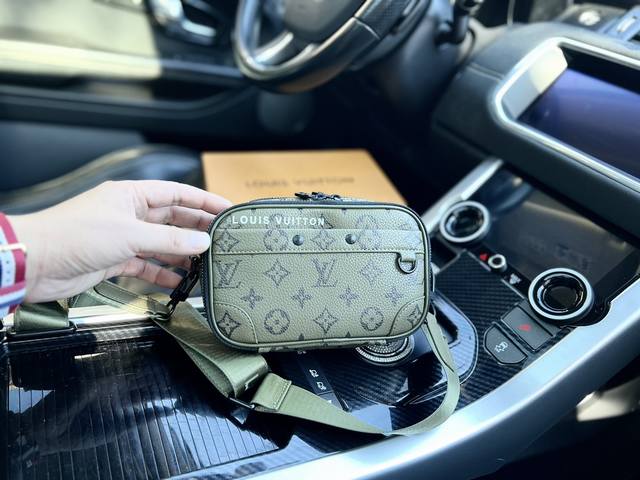 高端货 最新款 Louis Vuitton 单肩包 Alpha Nano可拆卸可调节肩蒂拉链开合 Monogram 帆布 单肩斜挎包 男款 大西洋蓝 规格11x