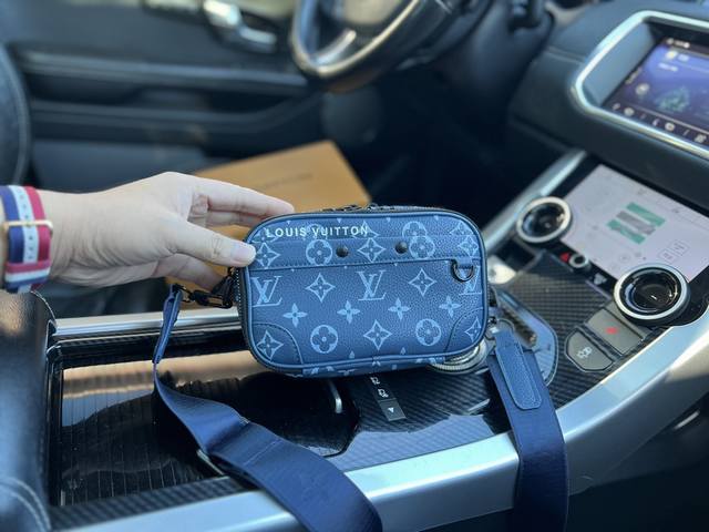 高端货 最新款 Louis Vuitton 单肩包 Alpha Nano可拆卸可调节肩蒂拉链开合 Monogram 帆布 单肩斜挎包 男款 大西洋蓝 规格11x