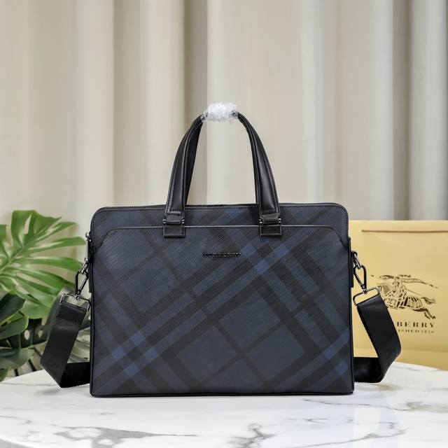 型号:8821巴宝莉burberry 专柜热销爆款男包 原版质量 原版牛皮搭配高档进口五金 皮质舒适 手感超好 版型更正 实物更美 尺寸38-28-6 蓝色