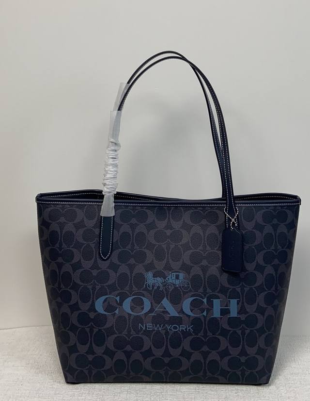 Coach 12月新品 Cp134容量大 .经典花色大马车logo非常好看尺寸 32*28*14.5 开口尺寸 45 简单实用.