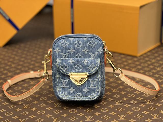 M82948蓝色丹宁牛仔 邮差包系列 Fairfax Pochette 手袋 以砂洗效果 Monogram 提花丹宁布焕发新意 搭配皮革饰边和撞色缝线 可拆卸调