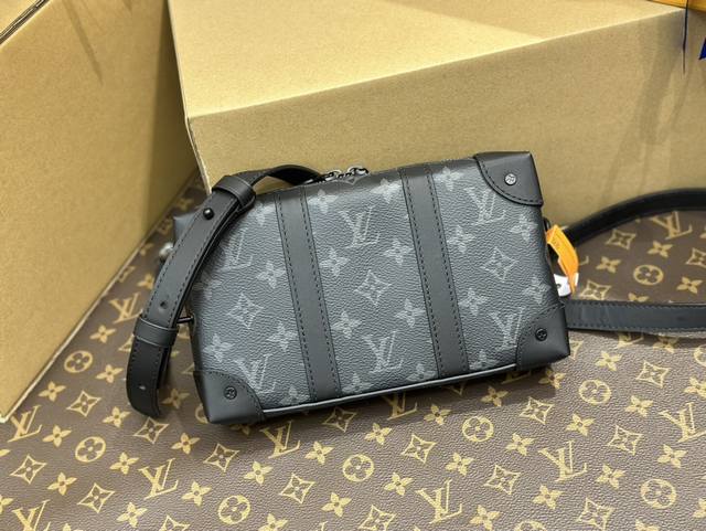 M69838 Trunk Wallet 手袋取材经典 Monogram Eclipse 帆布 其加固边角等 素承袭品牌硬箱设计 打造 Soft Trunk 手袋