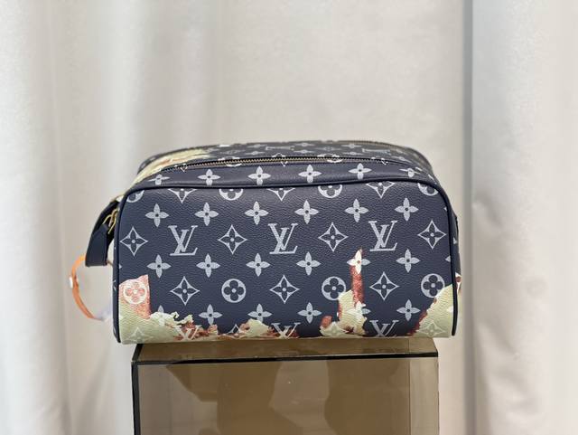 M82831火焰手拿包洗漱包系列 本款 Dopp Kit 盥洗袋取材 Monogram Macassar 帆布 以皮革饰边的大胆色彩回忆设计师 Virgil A