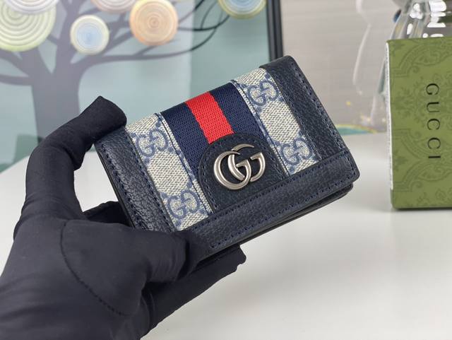 Gucci 折叠卡片夹 配以醒目的标志性双 G 金属配件 采用帆布配织带制作 以营造织纹外观 型号428737 尺寸 10.5 7.5 2.5市场独家岀货