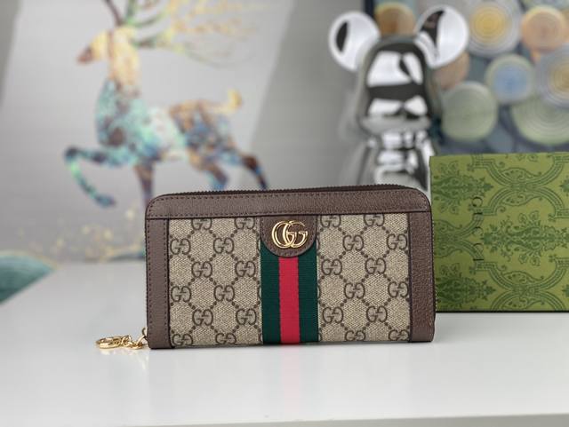 配绿盒 独家实拍 Gucci 品质 实物实拍 于1970年代开始使用的gg标识 由始于1930年代的早期gucci钻石菱格纹演化而来 这款卡包将标志性图案与条纹