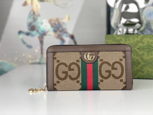 Gucci 新款钱包全拉链式钱包融合品牌颇具辨识度的 素,字母交织图案细节这款钱包由双图案帆布制作而成,匠心运用别致尺寸,散发出一抹现代气息 驼色和乌木色双g图