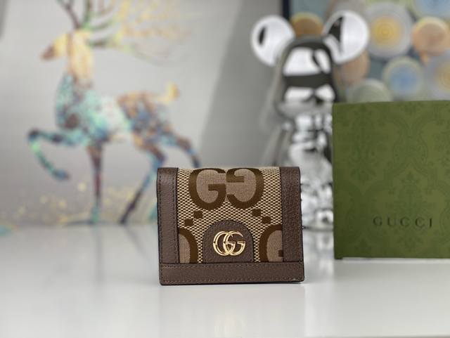 Gucci实物实拍 于1970年代开始使用的gg标识 由始于1930年代的早期gucci钻石菱格纹演化而来 这款卡包将标志性图案与条纹织带相结合 这种经典搭配表 - 点击图像关闭