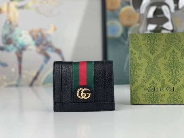 Gucci实物实拍 于1970年代开始使用的gg标识 由始于1930年代的早期gucci钻石菱格纹演化而来 这款卡包将标志性图案与条纹织带相结合 这种经典搭配表