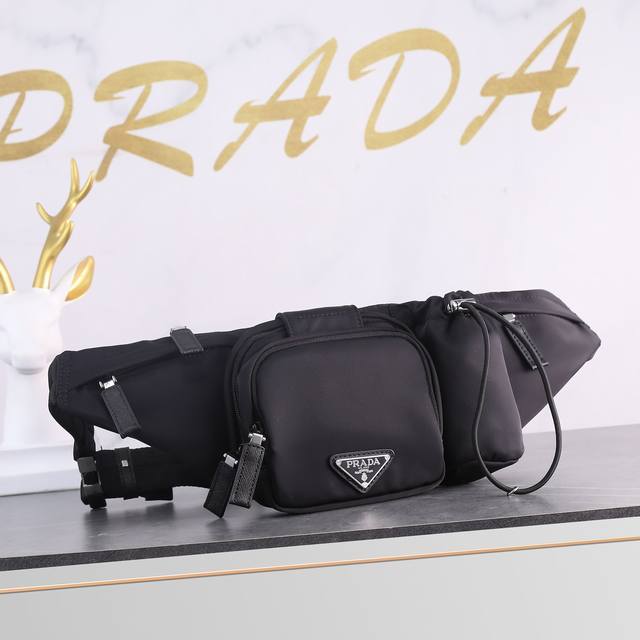 Prada =P家经典时尚腰包 年轻人最爱 满足出手行机 钱包 香必烟备物品 手工节细都杠杠滴 轻盈原的版防水布料一直到受很多人追捧 175原单品质 1B005