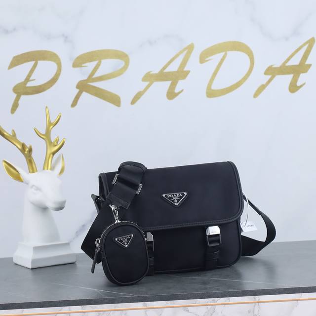 Prada 普拉达专柜最新款三合一组合邮差包2Vd034到货极具代表性的尼龙三角标 素 简单的最新三角标装饰 而且不压缩空间 超能装同时肩带还挂着小挂饰小包 也