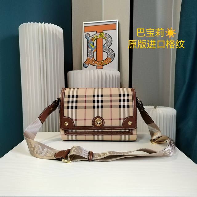 Burberry 巴宝莉单肩包 豆腐包 时尚圈必备品get起来 新款巴宝莉从不担心销量 气质摆在那里做好品质 香港购入打版 务必做到最好 原版五金 尺寸 25.