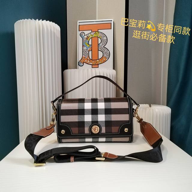 Burberry 巴宝莉单肩包 豆腐包 时尚圈必备品get起来 新款巴宝莉从不担心销量 气质摆在那里做好品质 香港购入打版 务必做到最好 原版五金 尺寸 22.