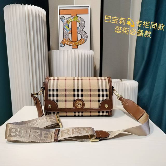 Burberry 巴宝莉单肩包 豆腐包 时尚圈必备品get起来 新款巴宝莉从不担心销量 气质摆在那里做好品质 香港购入打版 务必做到最好 原版五金 尺寸 22.