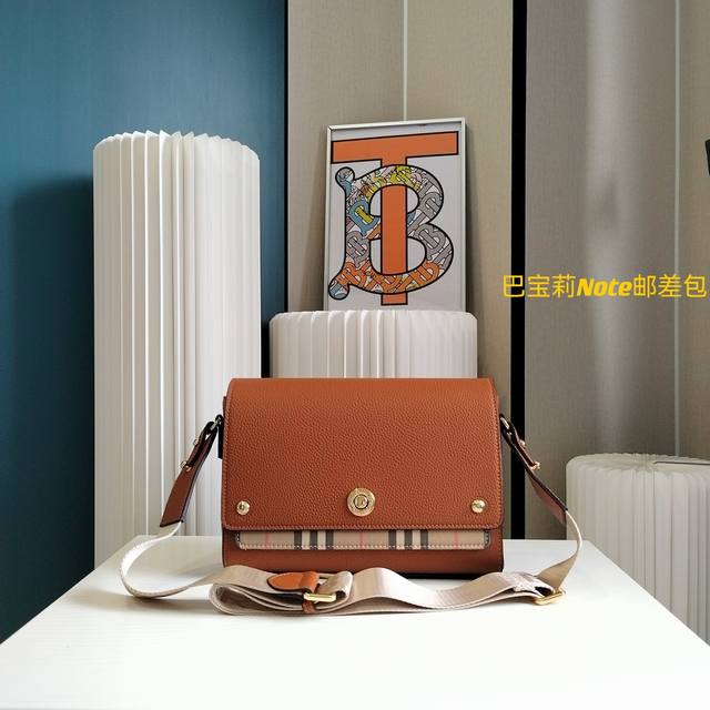 Burberry 巴宝莉单肩包 豆腐包 时尚圈必备品get起来 新款巴宝莉从不担心销量 气质摆在那里做好品质 香港购入打版 务必做到最好 原版五金 尺寸 25.