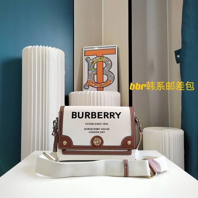 Burberry 巴宝莉单肩包 邮差包 时尚圈必备品get起来 新款巴宝莉从不担心销量 气质摆在那里做好品质 香港购入打版 务必做到最好 原版五金 尺寸 25.