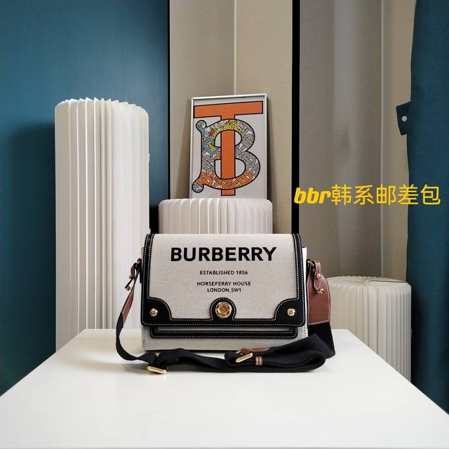 Burberry 巴宝莉单肩包 邮差包 时尚圈必备品get起来 新款巴宝莉从不担心销量 气质摆在那里做好品质 香港购入打版 务必做到最好 原版五金 尺寸 25.