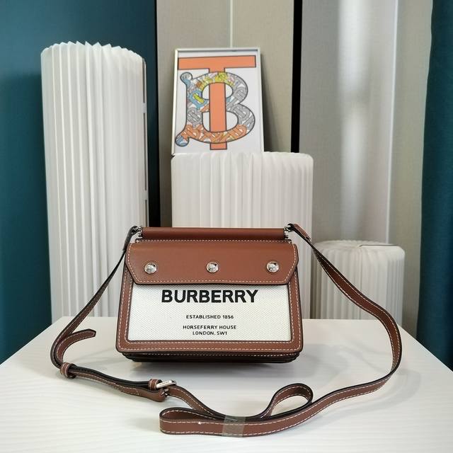 Burberry 巴宝莉邮差包 单肩包 手提包 时尚圈必备品get起来 新款巴宝莉从不担心销量 气质摆在那里做好品质 香港购入打版 务必做到最好 原版五金 尺寸