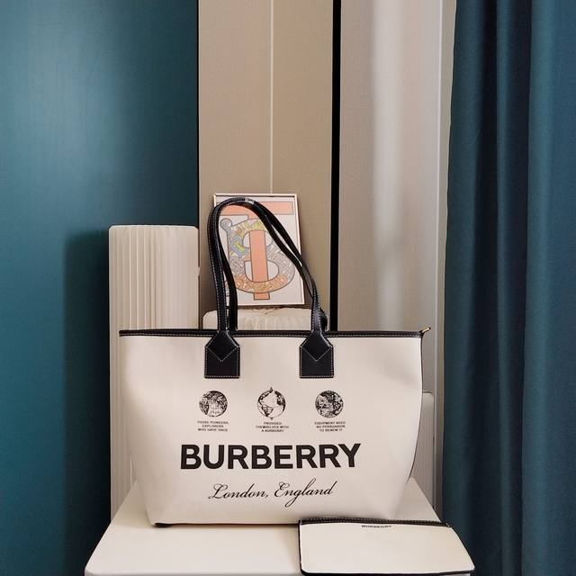 Burberry 巴宝莉购物袋 手提包 时尚圈必备品get起来 新款巴宝莉从不担心销量 气质摆在那里做好品质 香港购入打版 务必做到最好 原版五金 尺寸 35.